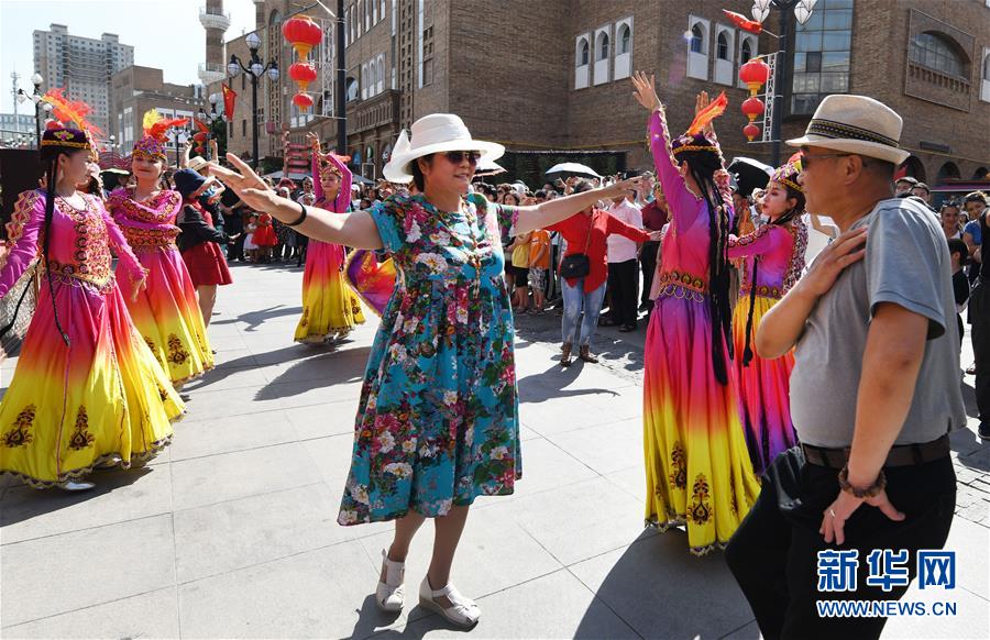 観光シーズン迎えた新疆國(guó)際大バザール景勝區(qū)