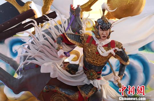 しん粉で作り上げた関羽や張飛といった「三國志」の登場(chǎng)人物の「面塑」作品 (撮影：劉玉桃)。