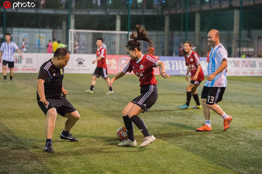 試合中、ドリブルをしながらフェイントを仕掛け、相手をかわす劉瑤キャプテン（寫真著作権は東方ICが所有のため転載禁止）。