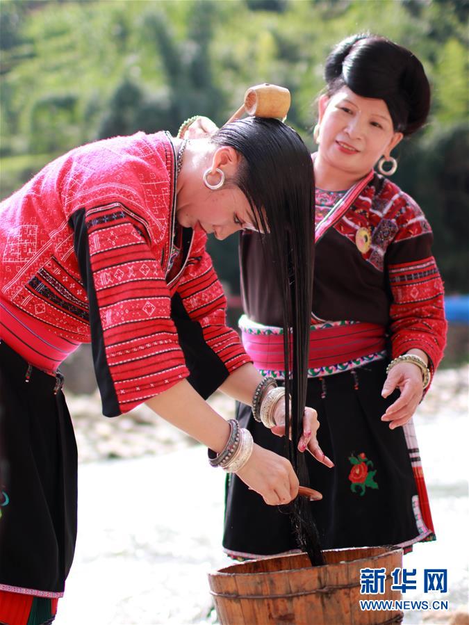 ヤオ族の「長髪」の風(fēng)習(xí)　広西竜勝