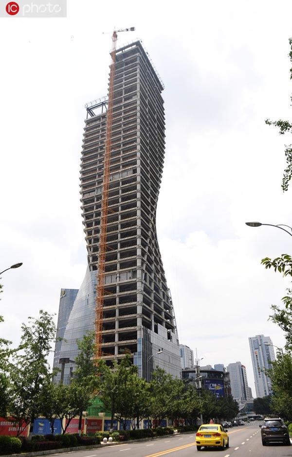 グラマラスな女性かはたまた絞った雑巾か？重慶で建設(shè)中のビル（寫真著作権は東方ICが所有のため転載禁止）。