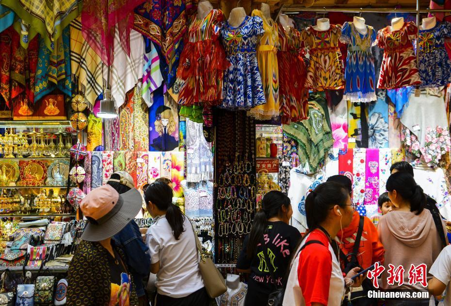 國際大バザールを訪れた観光客（撮影?劉新）。