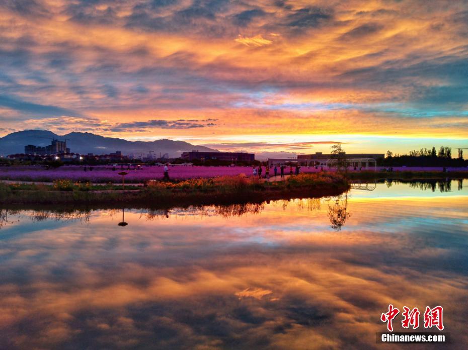 雨上がり、美しい夕焼け広がる甘粛省金昌市