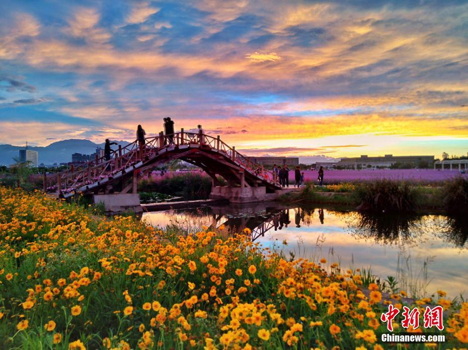 雨上がり、美しい夕焼け広がる甘粛省金昌市