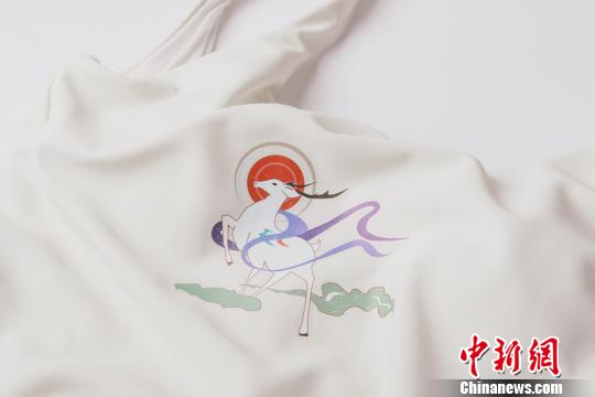 敦煌壁畫を著てビーチへ！壁畫モチーフをデザインした水著とローブ発売