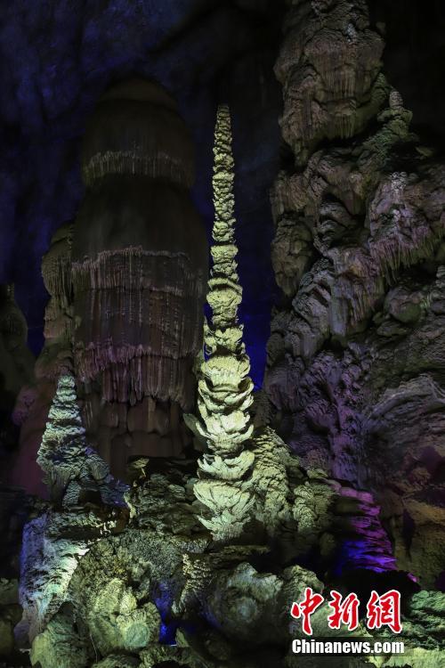 幻想的な世界広がる貴州織金洞世界地質公園