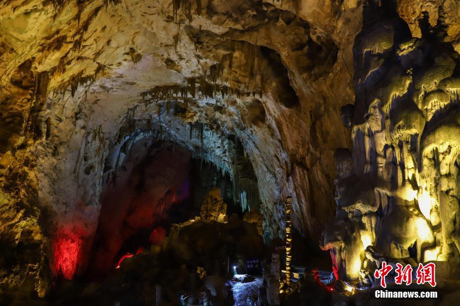 幻想的な世界広がる貴州織金洞世界地質公園