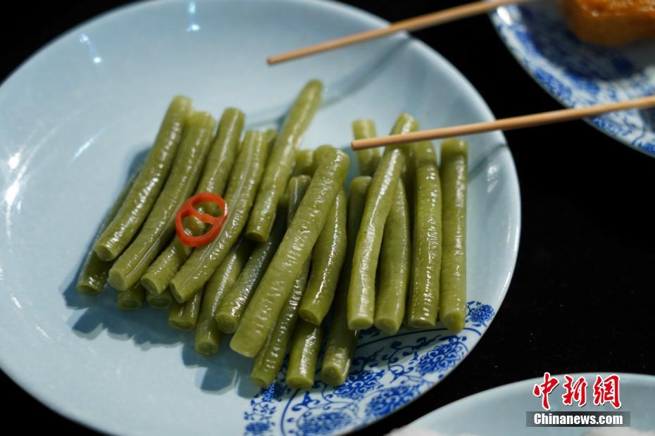 思わず手を伸ばし食べたくなる？本物ソックリな「石の宴」雲(yún)南省