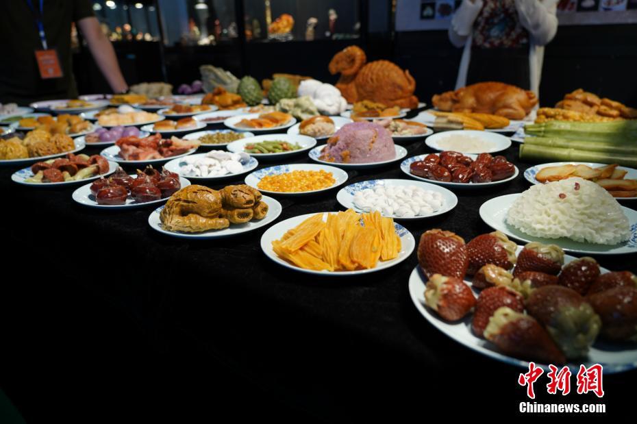 思わず手を伸ばし食べたくなる？本物ソックリな「石の宴」雲(yún)南省