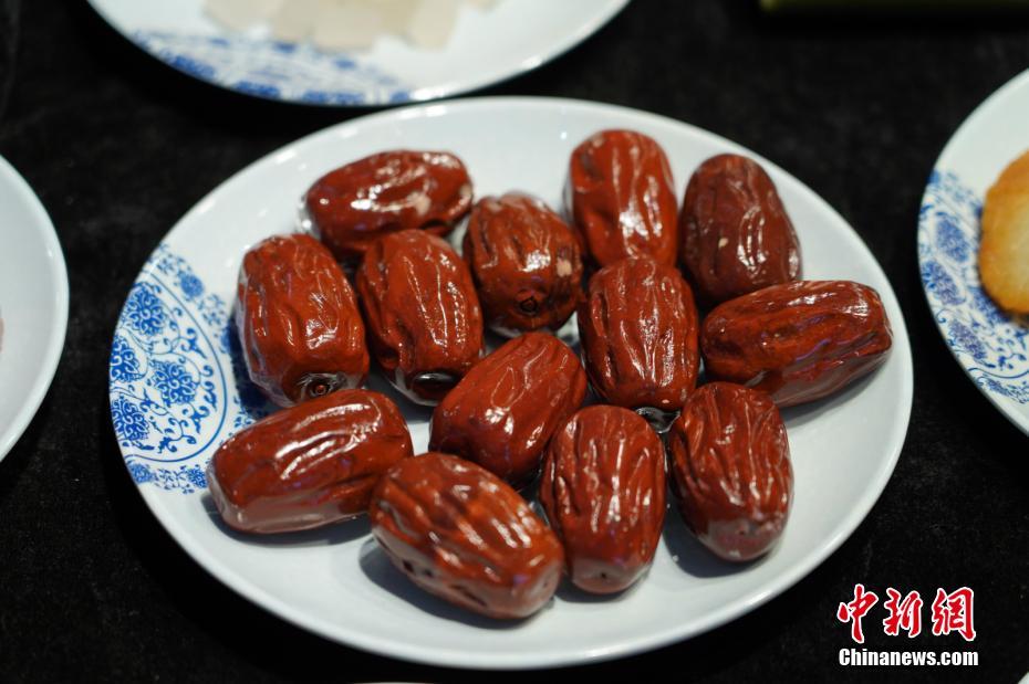 思わず手を伸ばし食べたくなる？本物ソックリな「石の宴」雲(yún)南省