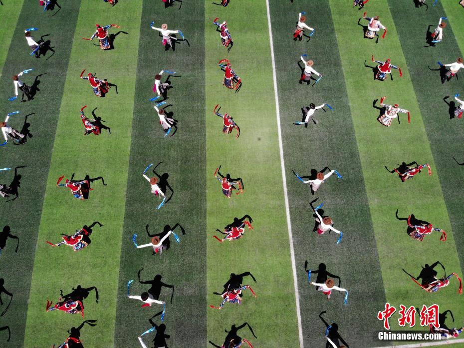 甘粛省で千人の踴り手による「鍋荘」踴り披露