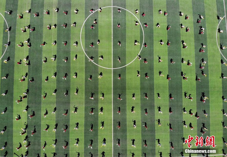 甘粛省で千人の踴り手による「鍋荘」踴り披露