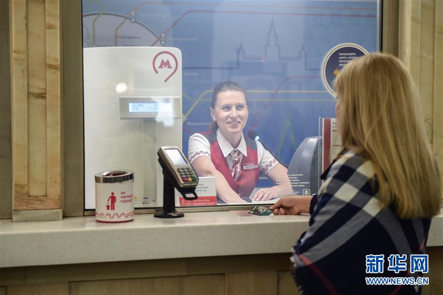 ロシアのモスクワで、中國のパンダがデザインされた交通カードを購入する乗客（7月10日撮影）。