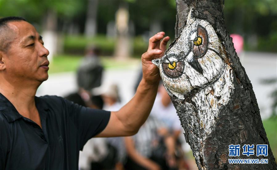 最初の作品「フクロウ」の制作過程について説明する馮書宣さん（7月11日撮影?王昊飛）。