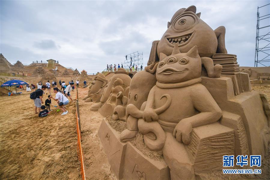 浙江省舟山市の朱家尖南沙景勝區(qū)にある砂彫刻公園でサンドアートを鑑賞する観光客（7月10日撮影?徐昱）。