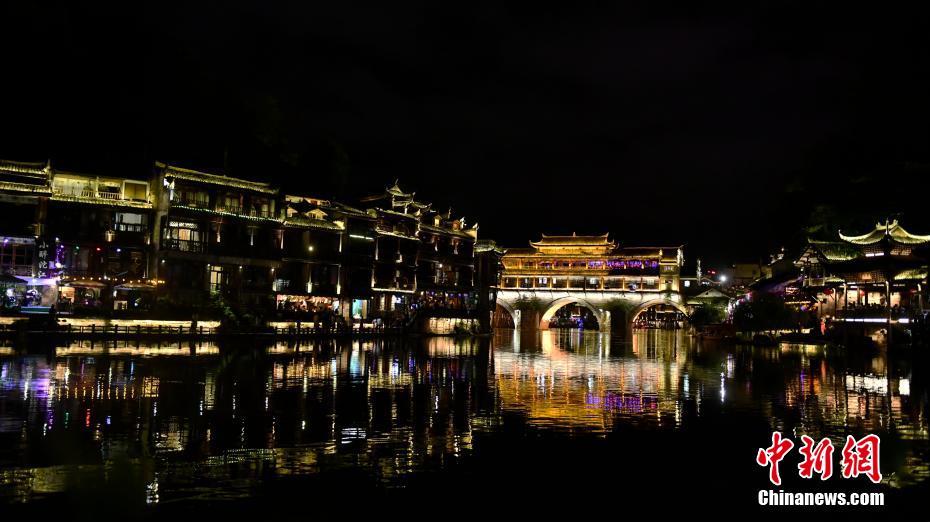 美しいライトアップを堪能　湖南省鳳凰古城の夜景