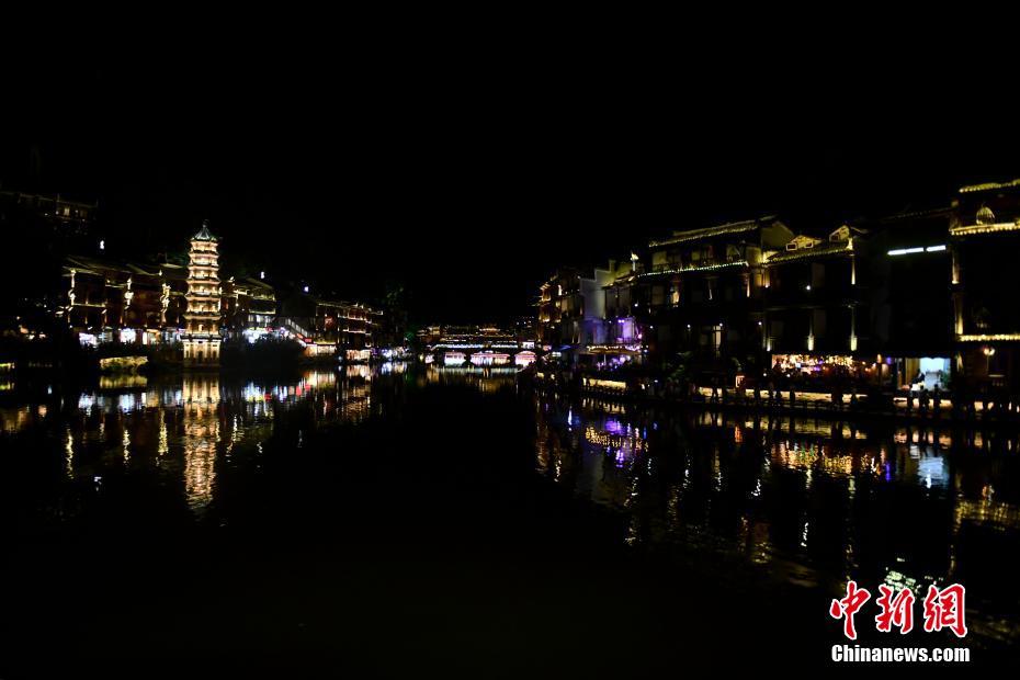 美しいライトアップを堪能　湖南省鳳凰古城の夜景