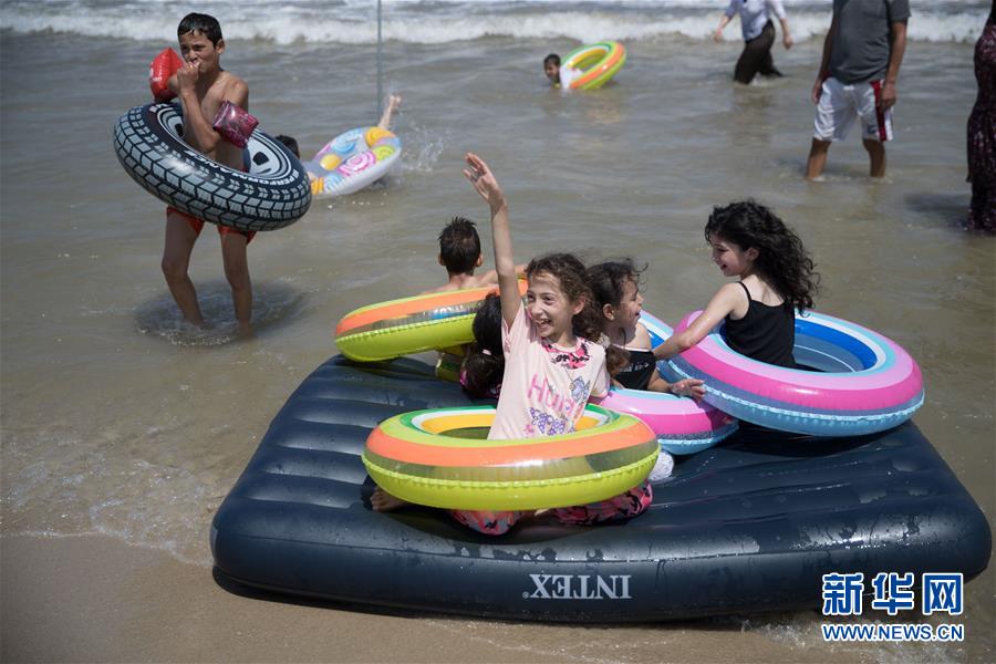 暑さにあえぐ世界各地の人々