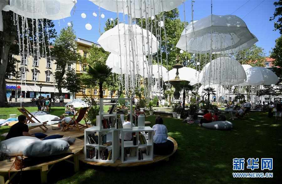 暑さにあえぐ世界各地の人々