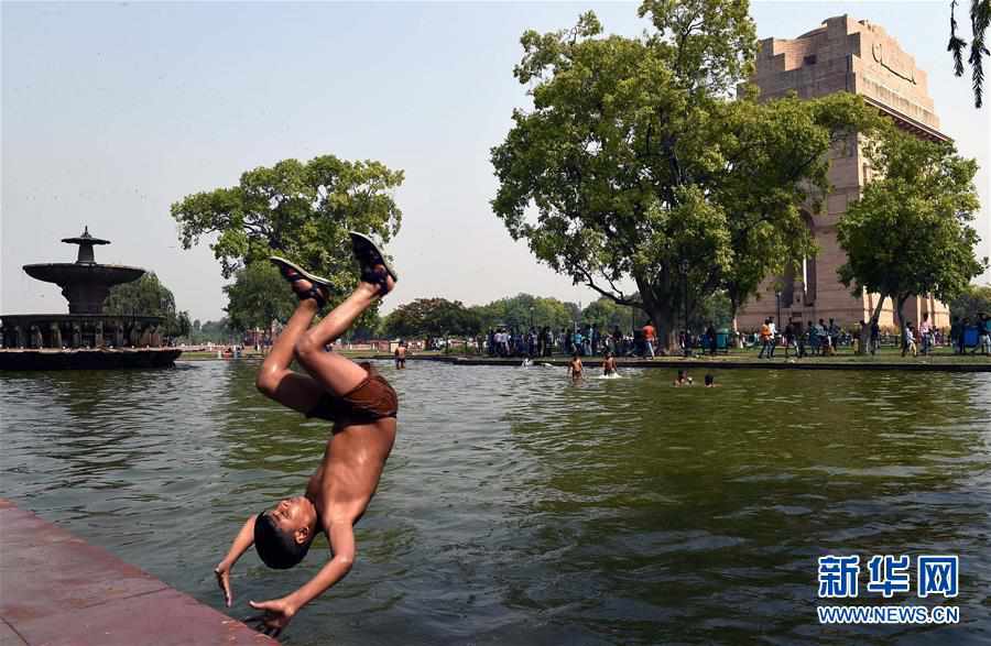 暑さにあえぐ世界各地の人々
