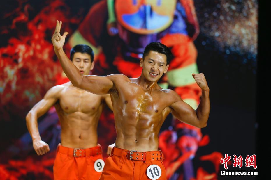 消防士の肉體美を見よ！黒竜江省でボディービルコンテスト