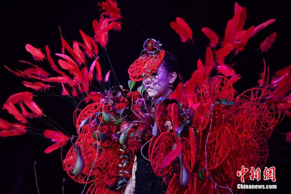 臺灣地區(qū)のフローリストたちが花で飾り立てたモデルたち（撮影?劉冉陽）。