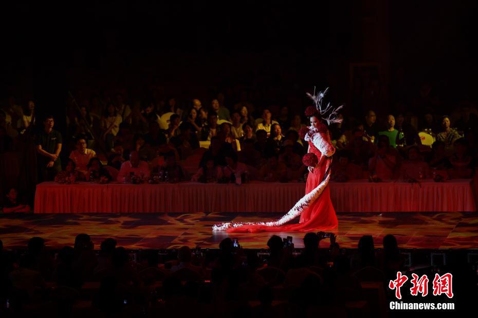 フローリストたちによる「花のファッションショー」　雲(yún)南省昆明