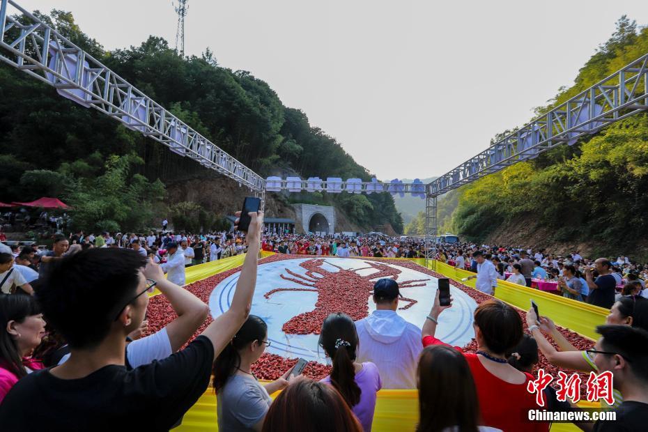 ザリガニ1トンで描く超特大ザリ！　河南省でザリガニの宴