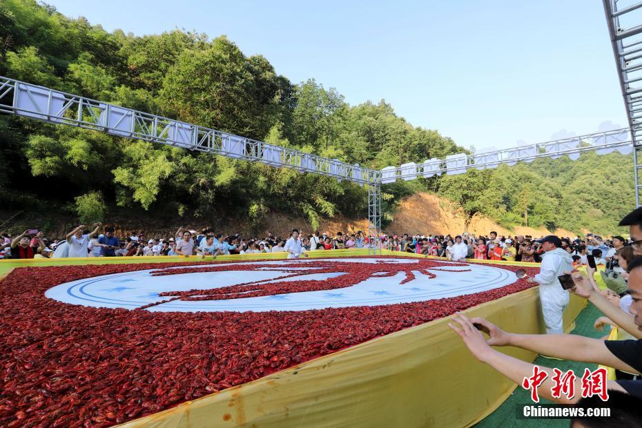 ザリガニ1トンで描く超特大ザリ！　河南省でザリガニの宴