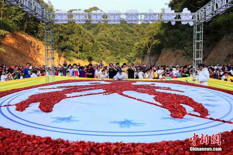 ザリガニ1トンで描く超特大ザリ！　河南省でザリガニの宴