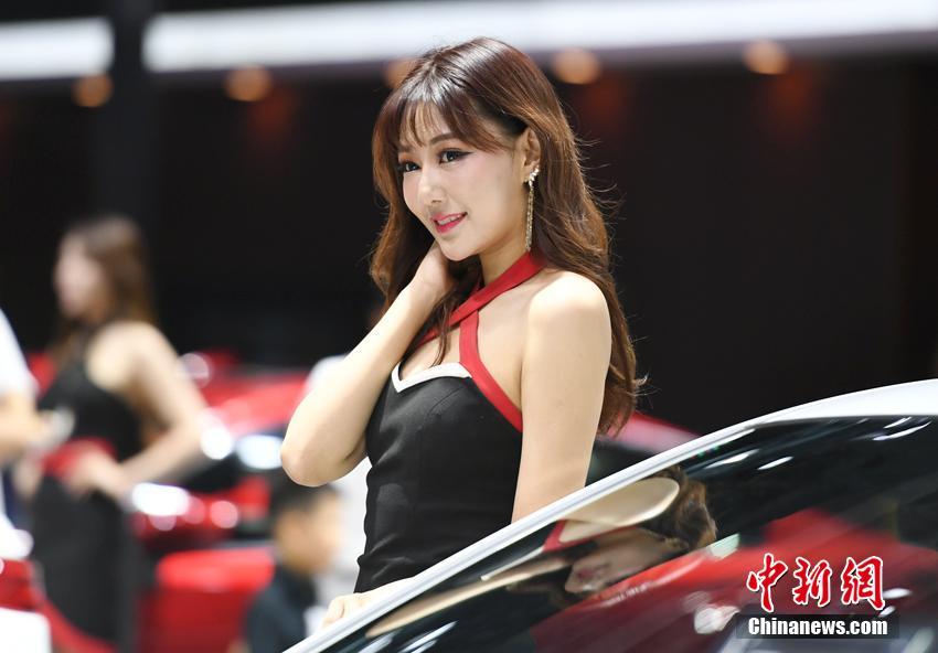長春モーターショーに花添える美人コンパニオン（撮影?張瑤）。