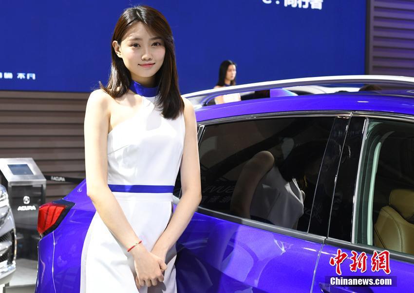 長春モーターショーに花添える美人コンパニオン　吉林省