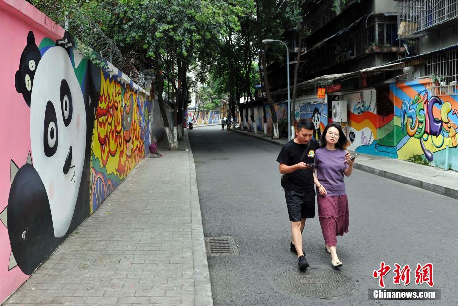 「パンダ王國(guó)」に変身した成都の古い路地　四川省