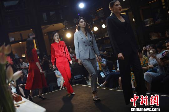 モダンファッションフェスティバルが南京で開(kāi)幕、「國(guó)際的スタイル」を披露