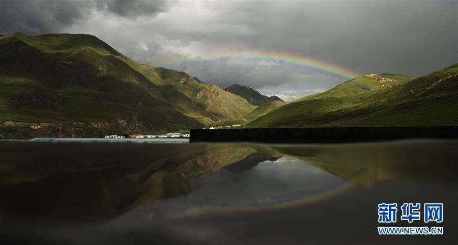 青海省祁連県の上空にかかる虹（7月12日撮影?費(fèi)茂華）。