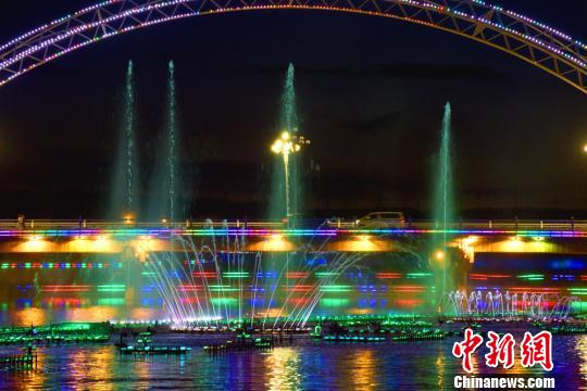 ゴビ砂漠に位置する嘉峪関市が「水上世界」に　甘粛省