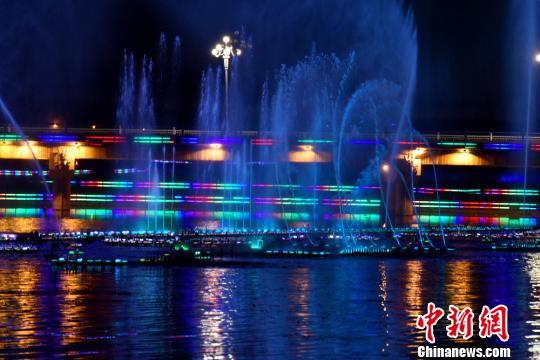 ゴビ砂漠に位置する嘉峪関市が「水上世界」に　甘粛省