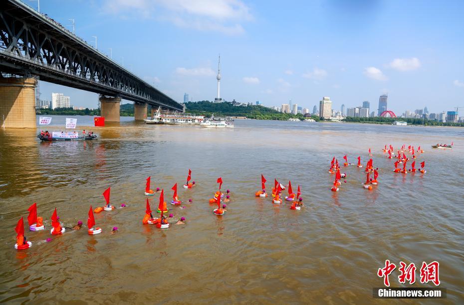 2500人以上が長江を泳ぎきる！武漢渡江イベント 湖北省