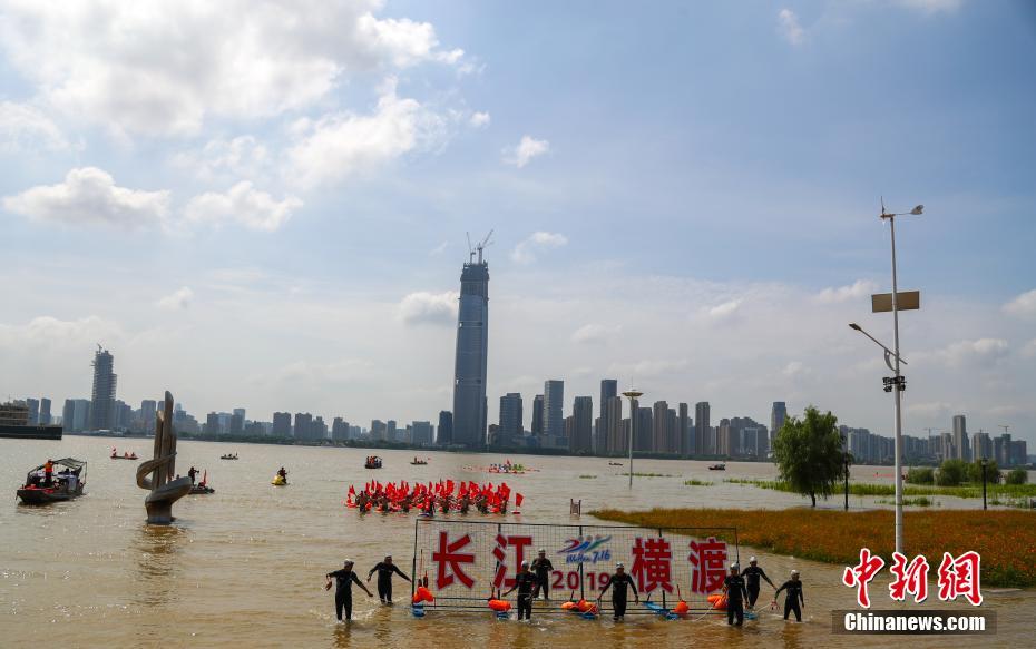 2500人以上が長(zhǎng)江を泳ぎきる！武漢渡江イベント 湖北省