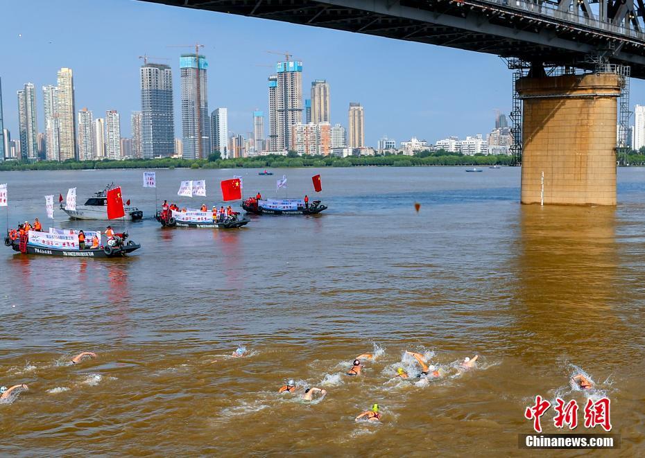 2500人以上が長(zhǎng)江を泳ぎきる！武漢渡江イベント 湖北省