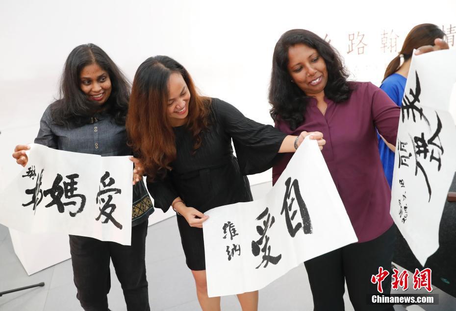 中國(guó)美術(shù)館で書道の魅力を體験した外國(guó)人たち（撮影?杜洋）。