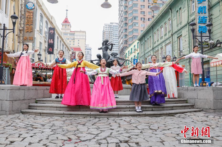 美しい歌聲響くレトロな街並み　ハルビンで「フラッシュモブコーラス」