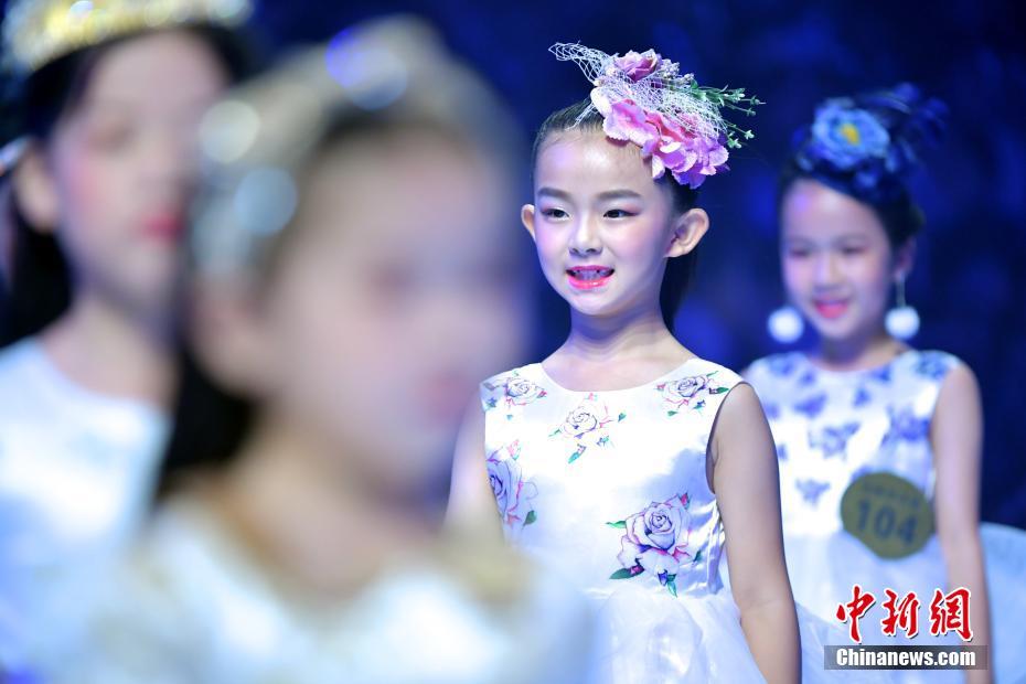 かわいいチビッ子大集結(jié)！深センでキッズモデルコンテスト