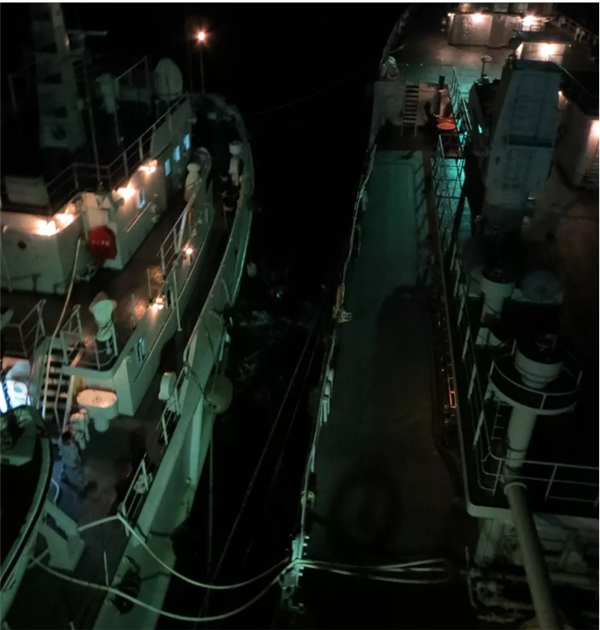 「南沙の生命線」戦闘27年、海軍補(bǔ)給艦が栄譽(yù)ある退役