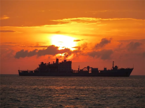 「南沙の生命線」戦闘27年、海軍補(bǔ)給艦が栄譽(yù)ある退役