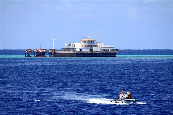 「南沙の生命線」戦闘27年、海軍補(bǔ)給艦が栄譽(yù)ある退役