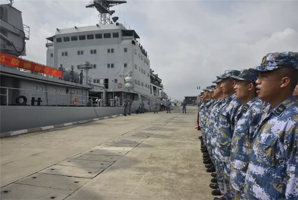 「南沙の生命線」戦闘27年、海軍補(bǔ)給艦が栄譽(yù)ある退役