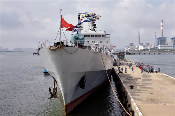 「南沙の生命線」戦闘27年、海軍補(bǔ)給艦が栄譽(yù)ある退役