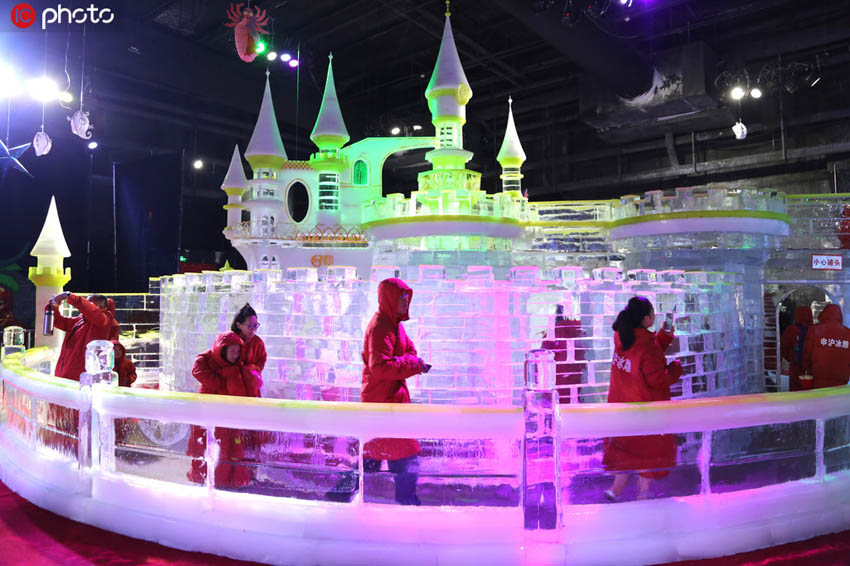 真夏だけど寒さに震える？キラキラ光る氷の彫刻　江蘇省