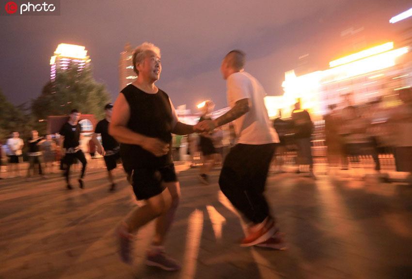 若者たちに交じり、激しいサウンドに合わせて踴る「革新オバちゃん」こと徐麗麗さん（寫真著作権は東方ICが所有のため転載禁止）。